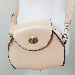 Bolso de mano vintage de los años 00 con solapa de metal dorado y piel sintética rosa claro, redondo, pequeño, con correa larga para el hombro, accesorio de moda