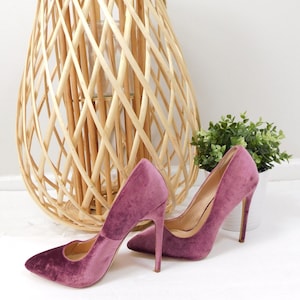 Vintage 00s Liliana Mauve Purple Velvet Soft High Heels Pointy Closed Toe Minimal Tall Stiletto Classic Pumps Shoes Sz 9