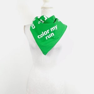 Vintage 90-tals Kellygrön vit "Color My Run" maratontryck bomullsbandana liten fyrkantig näsdukshalsduk modeaccessoar