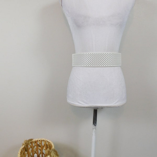 Vintage 1990s Ivory White Cut Out Detail Silver Button Faux Leather Elastic Waist Minimal Fashion Accessory Belt Sz Medium