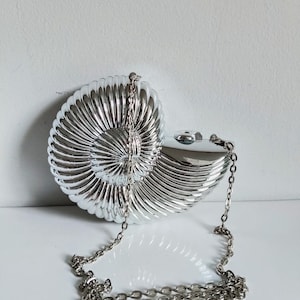 Vintage 00s Shiny Silber Spiral Muschel Strand Acryl 3d Metall Verschluss Große Crossbody Lange Riemen Schulter Geldbörse Tasche Clutch