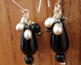 Goldfilled earrings with onyx, freshwater pearls and pyrite.