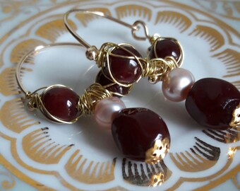 Earrings, goldfilled and with antique, deep red beads, gold beads and freshwater pearl nr32