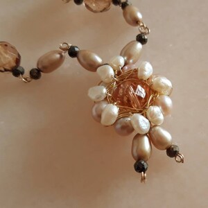 Goldgefüllter Choker mit Süßwasserperlen, Pyrit im Facettenschliff und böhmischem Kristall