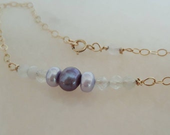Bracelet 14 carat goldfilled links with quartz and lilac freshwater pearls finished.