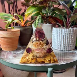 Resin flower pyramid