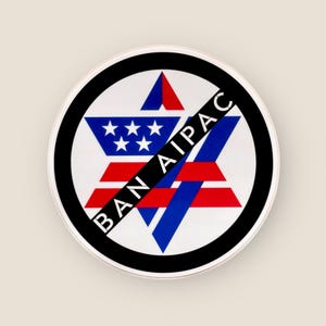 Puede incluir: Gráfico circular con borde negro, que presenta un diseño de Estrella de David en rojo, blanco y azul, con el texto "BAN AIPAC" en blanco en el centro. El diseño incorpora elementos de la bandera estadounidense.