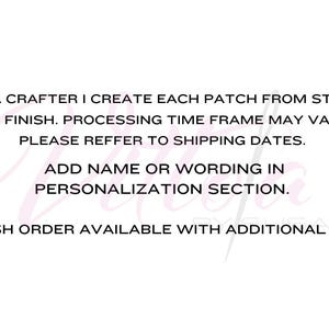 Op de afbeelding: Tekst op een witte achtergrond die luidt: "Als ambachtsman maak ik elke patch van begin tot eind. De verwerkingstijd kan vari&euml;ren. Raadpleeg de verzenddata. Voeg een naam of tekst toe in het personalisatiesectie. Spoedbestellingen zijn beschikbaar tegen een extra vergoeding."
