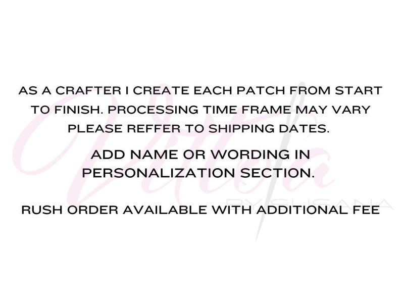 Op de afbeelding: Tekst op een witte achtergrond die luidt: "Als ambachtsman maak ik elke patch van begin tot eind. De verwerkingstijd kan vari&euml;ren. Raadpleeg de verzenddata. Voeg een naam of tekst toe in het personalisatiesectie. Spoedbestellingen zijn beschikbaar tegen een extra vergoeding."