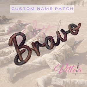 Puede incluir: Un parche de nombre bordado personalizado con la palabra "Bravo" en una fuente de letra cursiva marrón y negra. El parche se muestra en un uniforme militar.