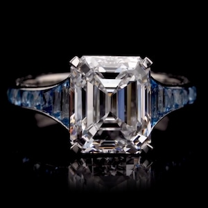 壮麗なアールデコ・エドワード朝様式のオールドマインカットダイヤモンドリング、ユニークなチャンネルセッティングのサファイアスタッキングリング、クラシックで伝統的な女性用リング