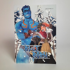 Peut inclure: Une couverture de bande dessinée représentant deux personnages dans une forêt enneigée. Le personnage de gauche est bleu avec des marques orange et une expression sérieuse. Le personnage de droite porte une veste marron et une écharpe rouge. Le titre de la bande dessinée est "Blue Born" dans une police de caractères stylisée.
