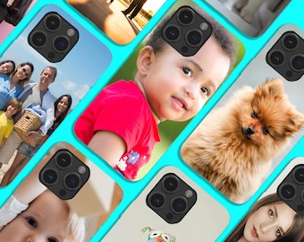Op de afbeelding: Een collage van smartphonehoesjes, elk met een unieke afbeelding. De hoesjes tonen foto's van een baby, een hond, een gezin en andere portretten. De hoesjes zijn gerangschikt op een helderblauwe achtergrond.