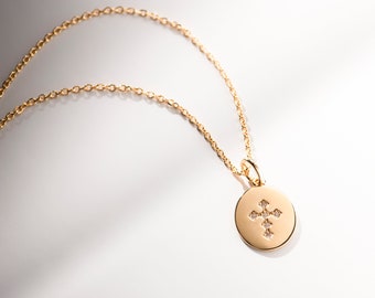 Collar de cadena dorada con colgante de cruz ovalada con óxidos de circonio - Baño de oro 3 micras 750/1000