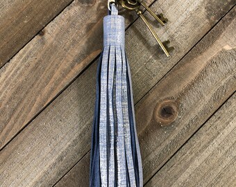 Portachiavi con nappa in pelle blu fatto a mano: accessorio per borsa in argento