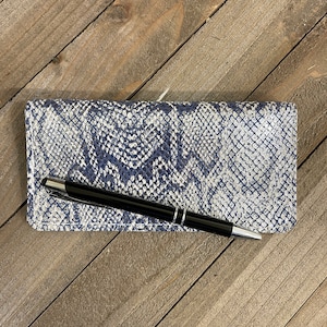 Python Print Italienisches Echtleder Checkbook Cover, Blau und Silber Python Print Checkbook Cover