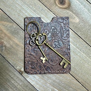 Estuche para tarjetas de identificación o de crédito de piel italiana con relieve floral marrón