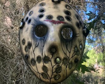 Jason malował ręcznie pękniętą maskę na twarz