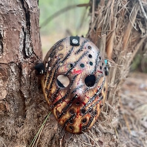 Máscara de hockey con salpicaduras de sangre de la secuencia onírica de Freddy vs. Jason, pintada a mano a medida.