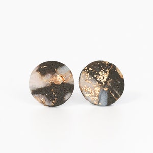 Handgefertigte Ohrstecker mit Marmoreffekt - hypoallergene chirurgische Stahlstifte, handgemachter Schmuck für empfindliche Ohren