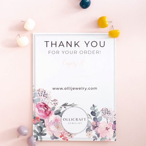 Puede incluir: Una tarjeta de agradecimiento con un dise&ntilde;o floral y el texto "Thank You for your order! Enjoy it" y "www.ollijewelry.com". La tarjeta tambi&eacute;n incluye el logotipo "OLLICRAFT JEWELRY".