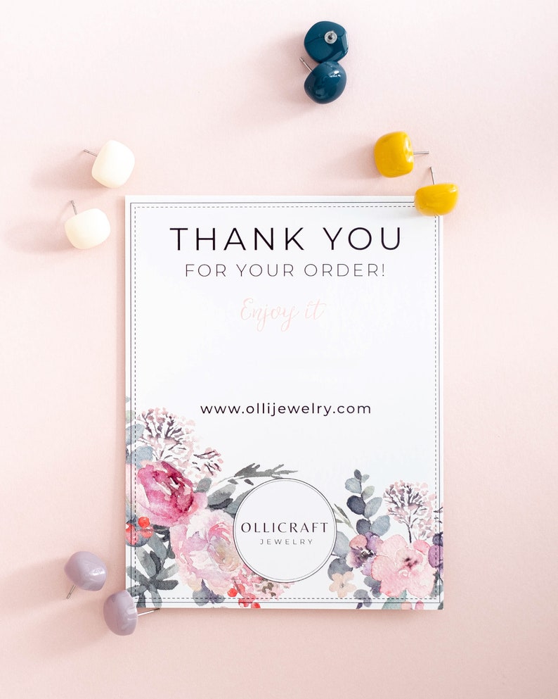 Puede incluir: Una tarjeta de agradecimiento con un dise&ntilde;o floral y el texto "Thank You for your order! Enjoy it" y "www.ollijewelry.com". La tarjeta tambi&eacute;n incluye el logotipo "OLLICRAFT JEWELRY".