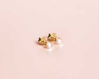 Minimalist stud earrings made with 18k gold, Delicate hypoallergenic earrings for sensitive ears