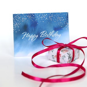 Geburtstags-Grußkarte mit personalisierter Notiz mit dem Geschenk verpackte Schmuckschatulle