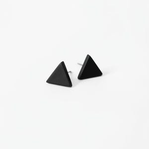 Schwarze Dreieck Ohrstecker, hypoallergene Ohrstecker für empfindliche Ohren, Schmuck aus Fimo