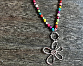 Collier perles multicolores/collier fleuri/printemps/fleur argent