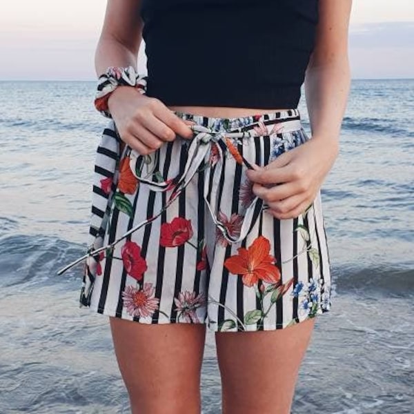 Short imprimé rayures et fleurs, nœud sur le devant / Pyjama / Short de plage / Vêtement fait main / short de pyjama / short femme /