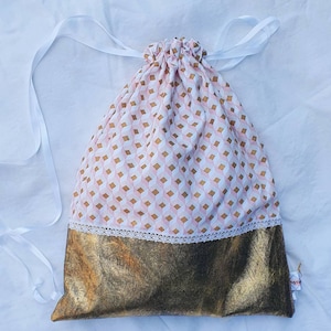 Sac à dos pochon motif graphique rose et simili cuir doré / Sac à dos enfant / Sac maternelle / Sac école / Cadeau enfant / Cadeau fille