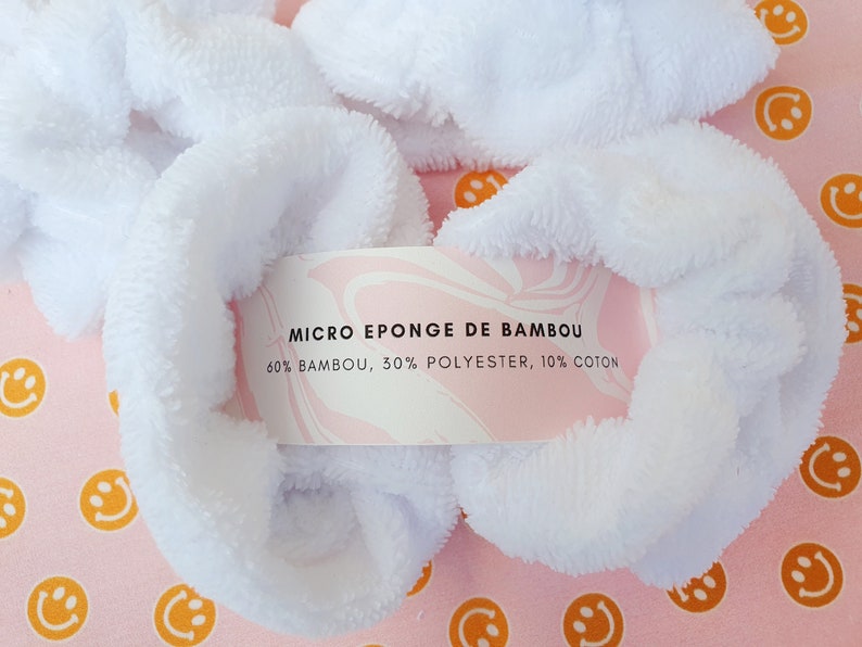 Puede incluir: Scrunchies blancos y esponjosos hechos de una mezcla de bamb&uacute;, poli&eacute;ster y algod&oacute;n. La etiqueta dice "MICRO EPONGE DE BAMBOU 60% BAMBOU, 30% POLYESTER, 10% COTON".