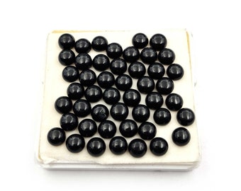 Lote com 63 peças de cabochões redondos de ônix preto natural, 7 mm, 100 quilates. Ideal para confecção de joias.