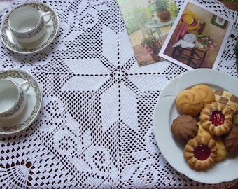 Pièce maîtresse de crochet de coton blanc