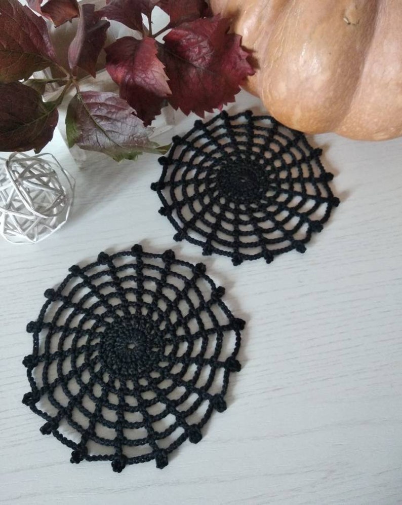 Download Halloween crochet-shaped coasters in the shape of a spider ...