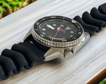Pilot Hands Black Calendar Vintage Mens Womens Watch Seiko Skx013