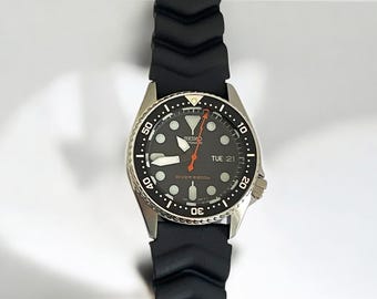 Pilot Hands Black Calendar Vintage Mens Womens Watch Seiko Skx013