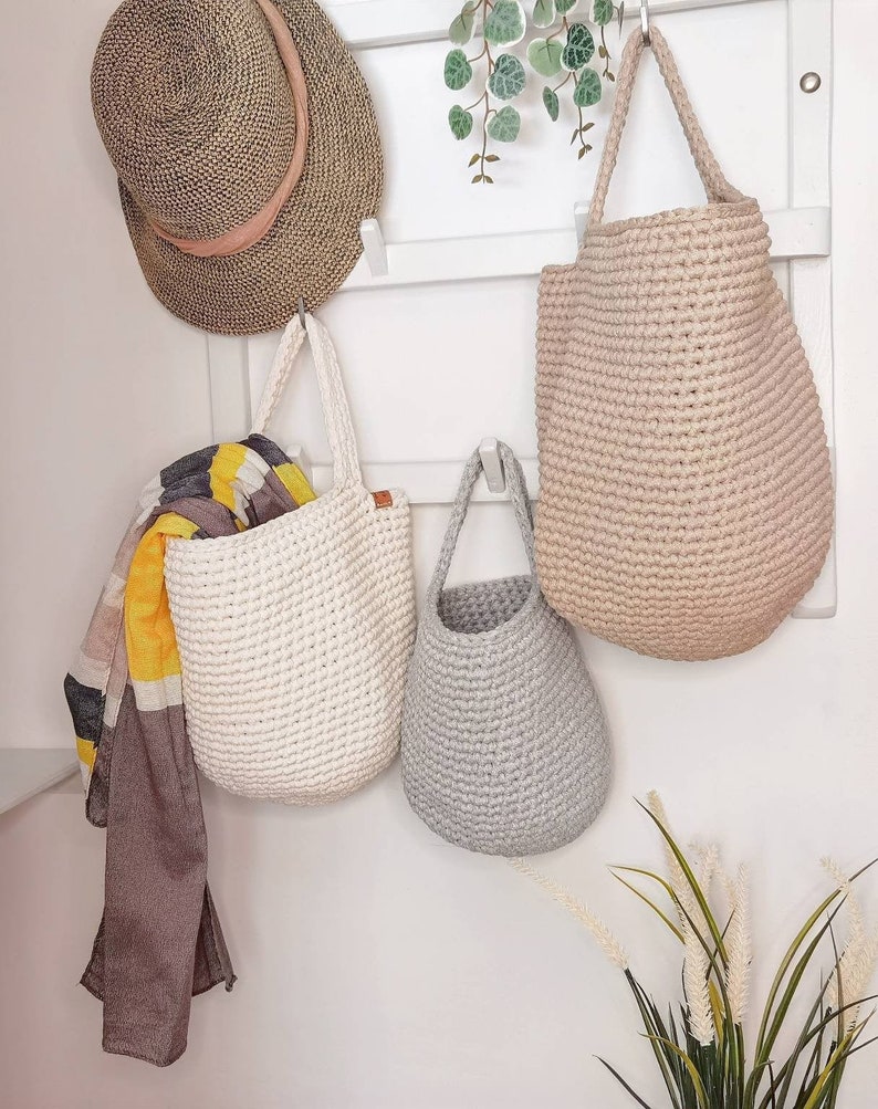 Crochet hanging basket in neutral colors, Kellyshandmadegr