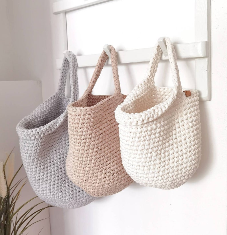 Crochet hanging basket in neutral colors, Kellyshandmadegr