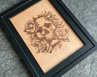 Art mural design tête de mort et roses - oeuvre d'art originale gravée au laser montée dans un cadre noir - art inspiré du flash de tatouage