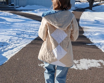 Handgemachte gesteppte Baumwolljacke - moderne geometrische Textilkunst