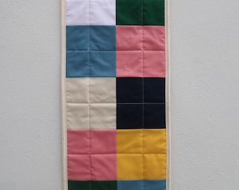 Signal Wandbehang - Moderne handgefertigte Quiltkunst, minimalistisches geometrisches Textilbild, 30 x 30 cm