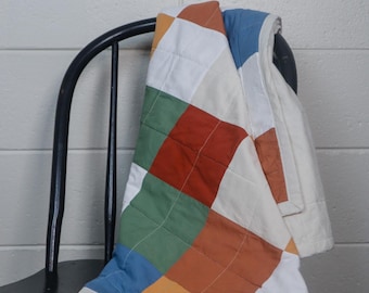 Handgemachter moderner Baby Quilt - geometrisches Bauhaus-Design aus Baumwolle