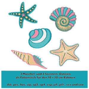 May include: Five embroidered sea-themed patches featuring a teal starfish with yellow dots, a pink and teal spiral shell, a teal and white shell, a long pink and tan spiral shell, and a tan starfish. Text reads: 3 Muschel- und 2 Seestern- Dateien als Folienstick für den 10 x 10 cm Rahmen dst, pes, hus, vip, vp3, vp4, exp, jef, jef+, xxx und sew.