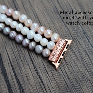 Puede incluir: Un brazalete de perlas multicadena con un adaptador de banda de Apple Watch de oro rosa. Las perlas son en tonos de blanco, rosa y gris. &iexcl;Los accesorios met&aacute;licos combinan con el color de tu reloj!