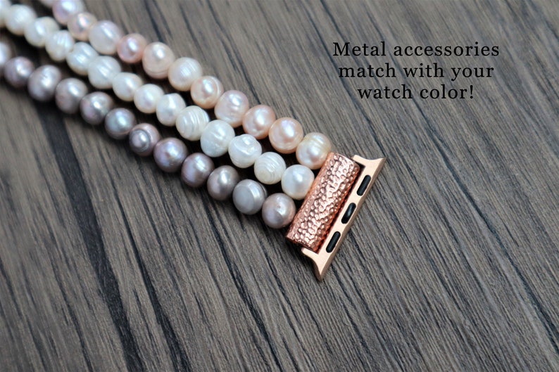 Puede incluir: Un brazalete de perlas multicadena con un adaptador de banda de Apple Watch de oro rosa. Las perlas son en tonos de blanco, rosa y gris. &iexcl;Los accesorios met&aacute;licos combinan con el color de tu reloj!