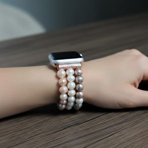 Correa personalizada hecha a mano para Apple Watch con perlas de agua dulce de 38 mm, 40 mm, 42 mm y 44 mm para Fitbit Versa 1 y 2, correa elástica con cuentas para Apple Watch. imagen 2