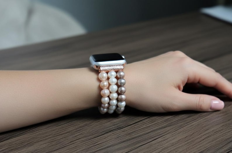 Correa personalizada hecha a mano para Apple Watch con perlas de agua dulce de 38 mm, 40 mm, 42 mm y 44 mm para Fitbit Versa 1 y 2, correa elástica con cuentas para Apple Watch. imagen 2