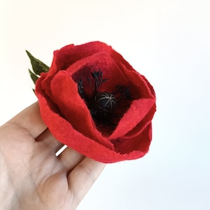 Mohnblumen - Brosche aus Wollfilz: Handgemachtes, florales Accessoire